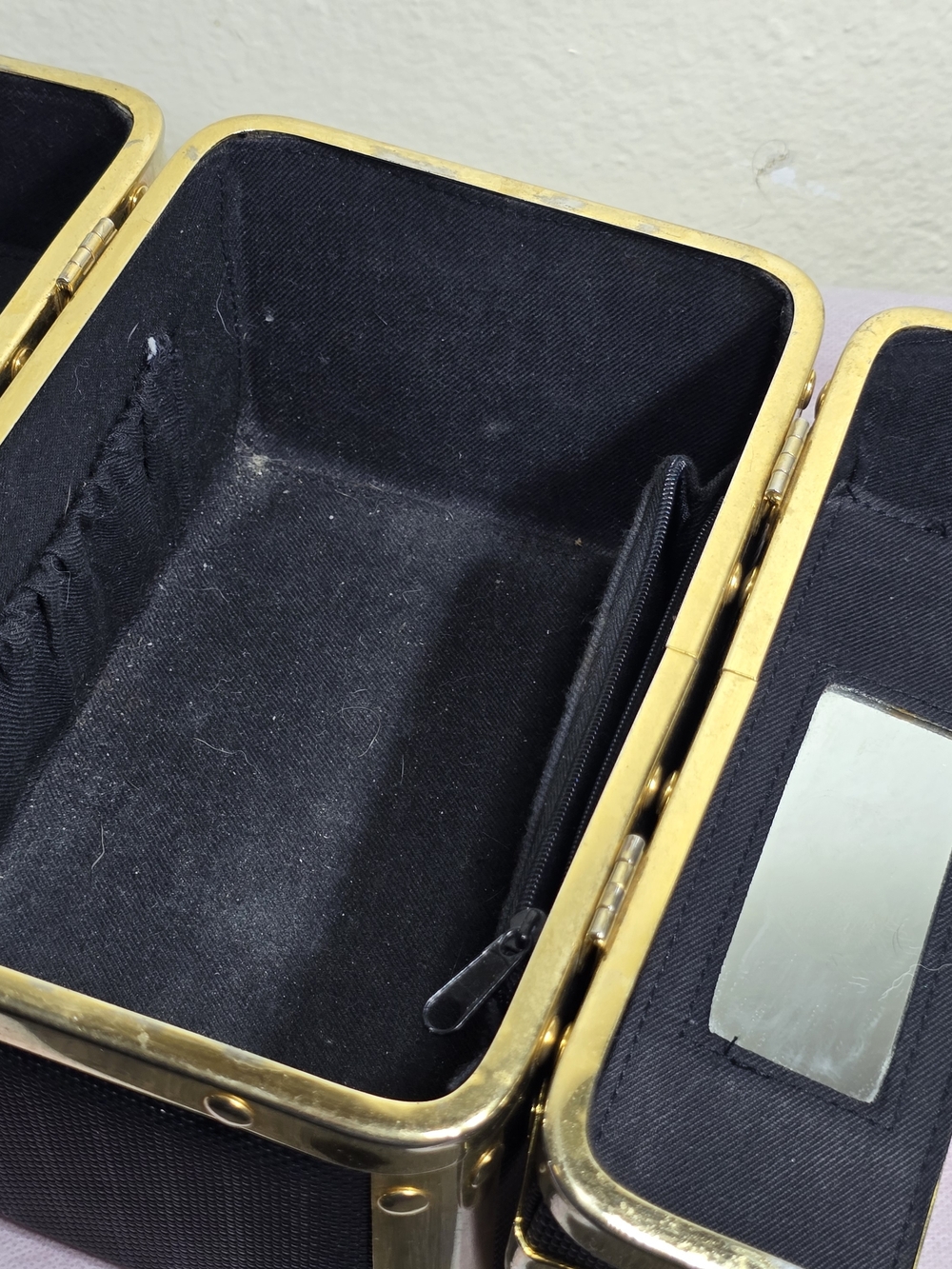 Vintage 1960s Metal Train Vanity Case Box Bag With Metal Tassle Necklace - Picture 12 of 14
